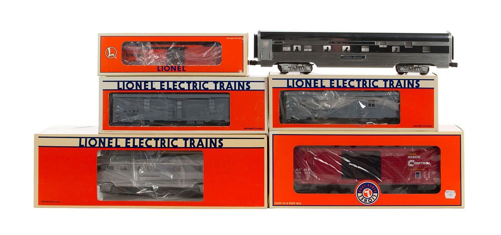 Lot 403: Lionel Model Train O Scale Santa Fe Assortment