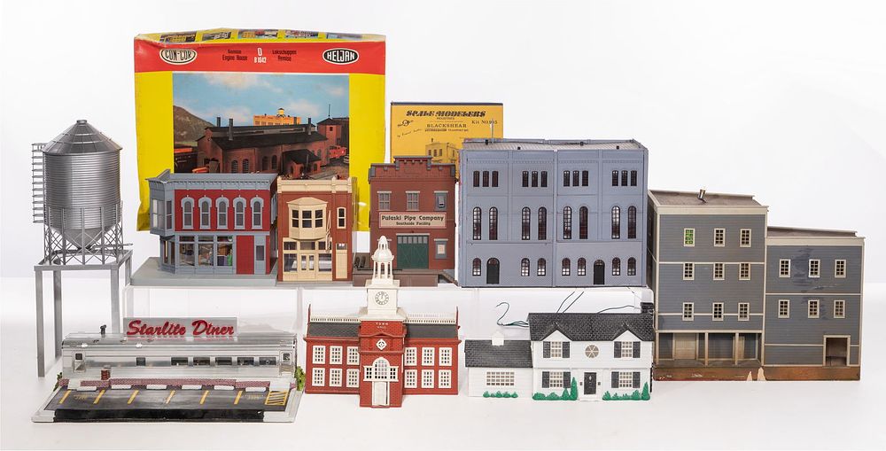 Lot 447: Model Train Building and Accessory Assortment