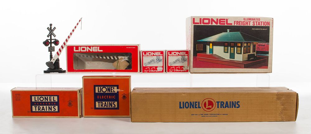 Lot 460: Lionel Model Train Accessory Assortment