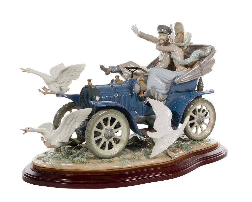 Lot 309: Lladro #1375 'Car in Trouble' Porcelain Figurine