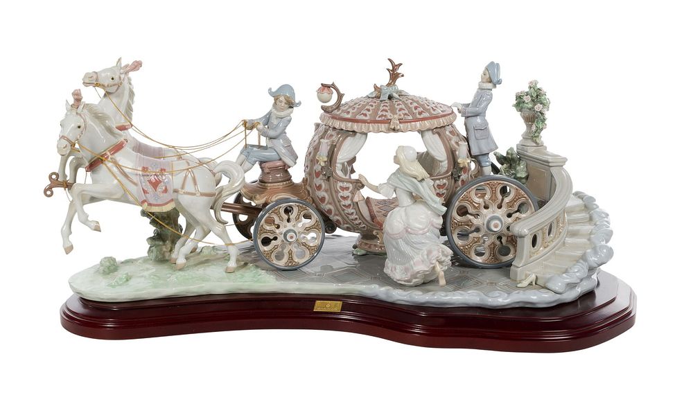 Lot 226: Lladro #1493 'At Stroke Twelve' Porcelain Figurine
