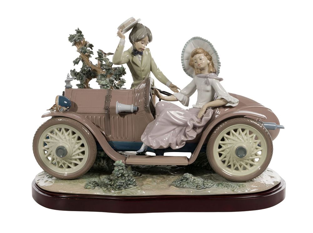 Lot 228: Lladro #1393 'First Date' Porcelain Figurine
