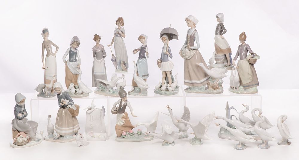 Lot 233: Lladro Figurine Assortment