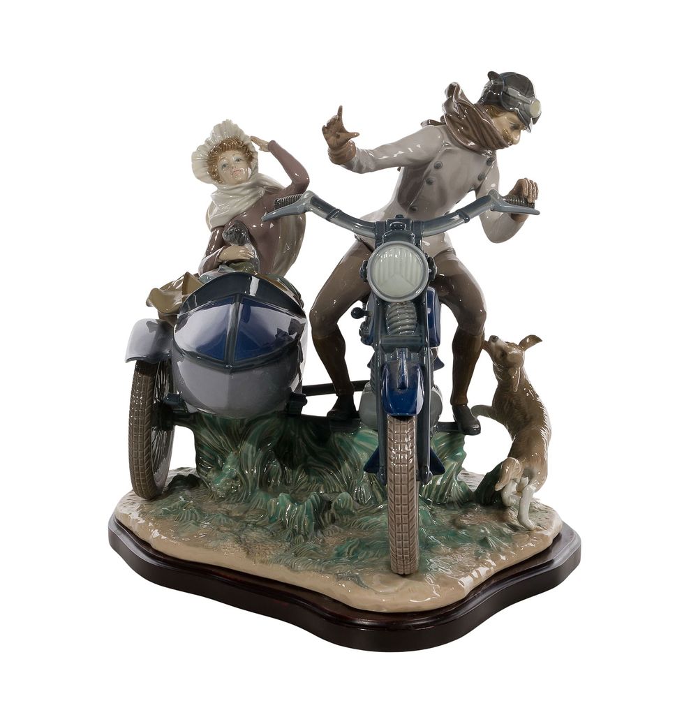 Lot 234: Lladro #5161 'Old Fashioned Motorist' Porcelain Figurine