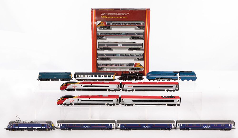 Lot 534: Hornby Model Train HO Scale Assortment