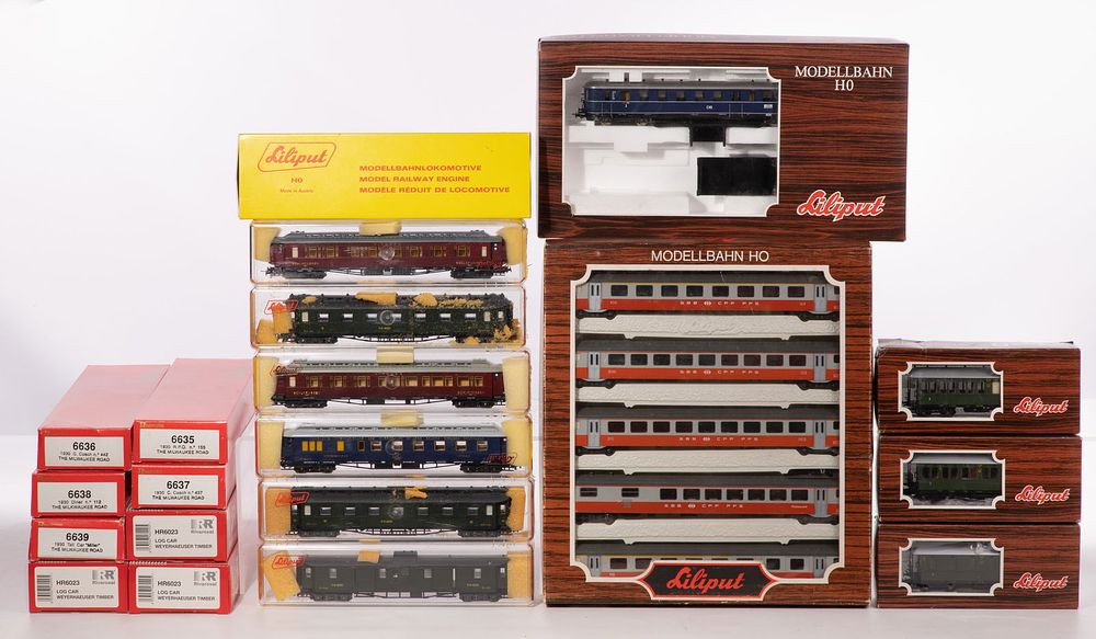 Lot 548: Rivarossi Model Train HO Scale Assortment