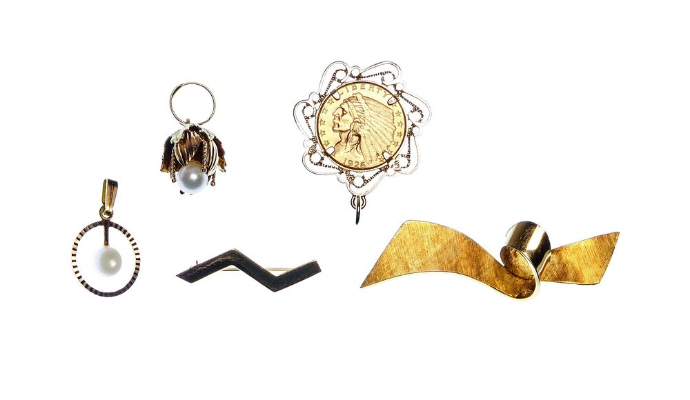 Lot 181: 1926 $2 1/2 Indian Gold Coin Pendant and 18k Gold Jewelry Assortment