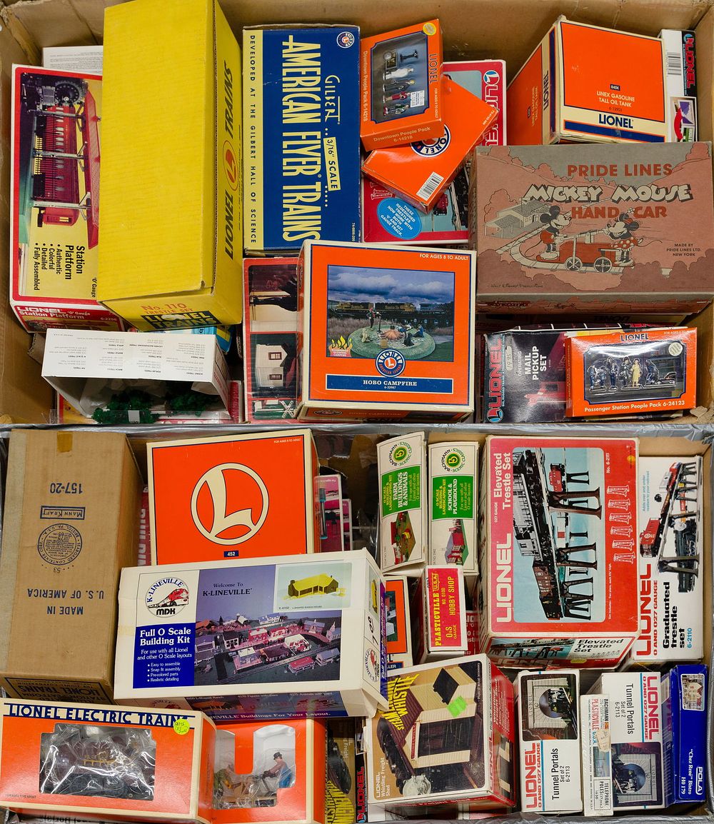 Lot 301: Lionel Model Train Accessory Assortment