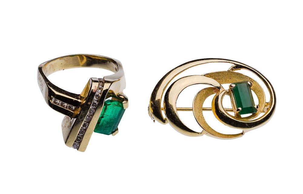 Lot 195: 14k Yellow Gold and Emerald Ring and Brooch