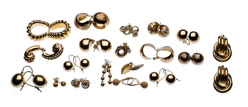 Lot 168: 14k Yellow Gold Earring Assortment