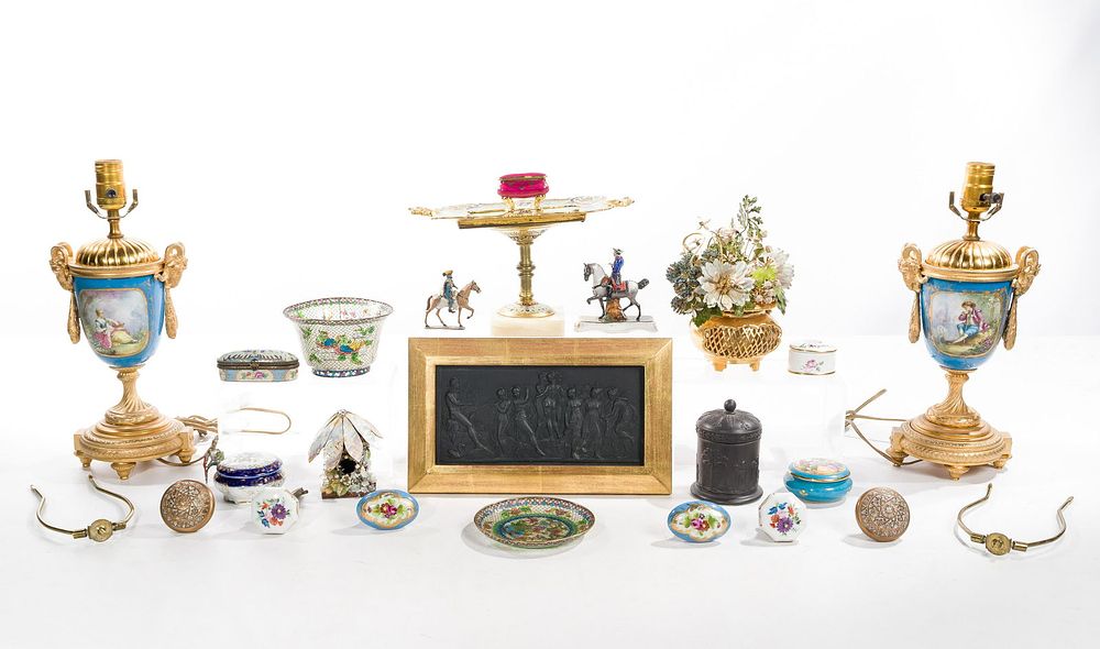 Lot 487: Decorative Object Assortment