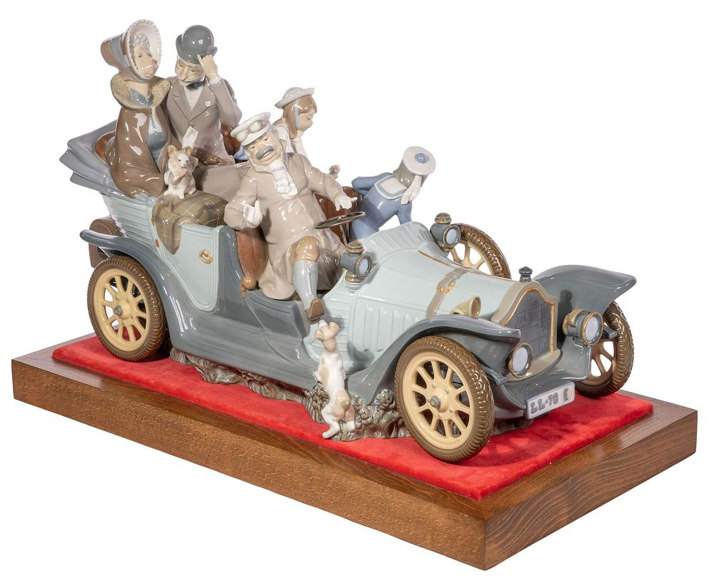 Lot 176: Lladro #1146 'Family Rally' Figurine