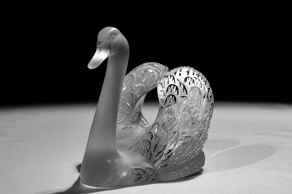 Lot 259: Lalique Crystal 'Swan Head Up' Figurine