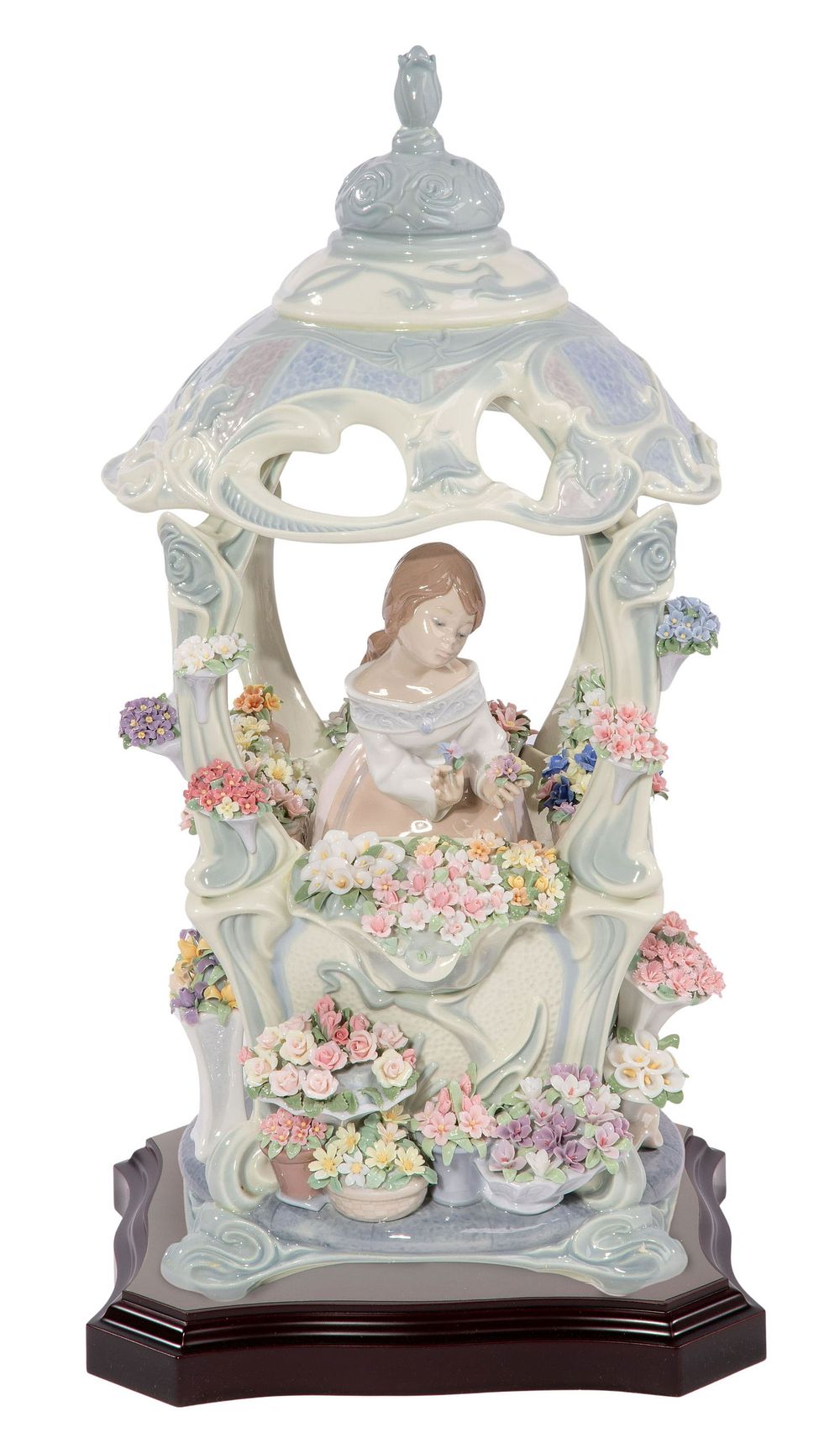 Lot 264: Lladro #1865 'Gazebo in Bloom' Figurine