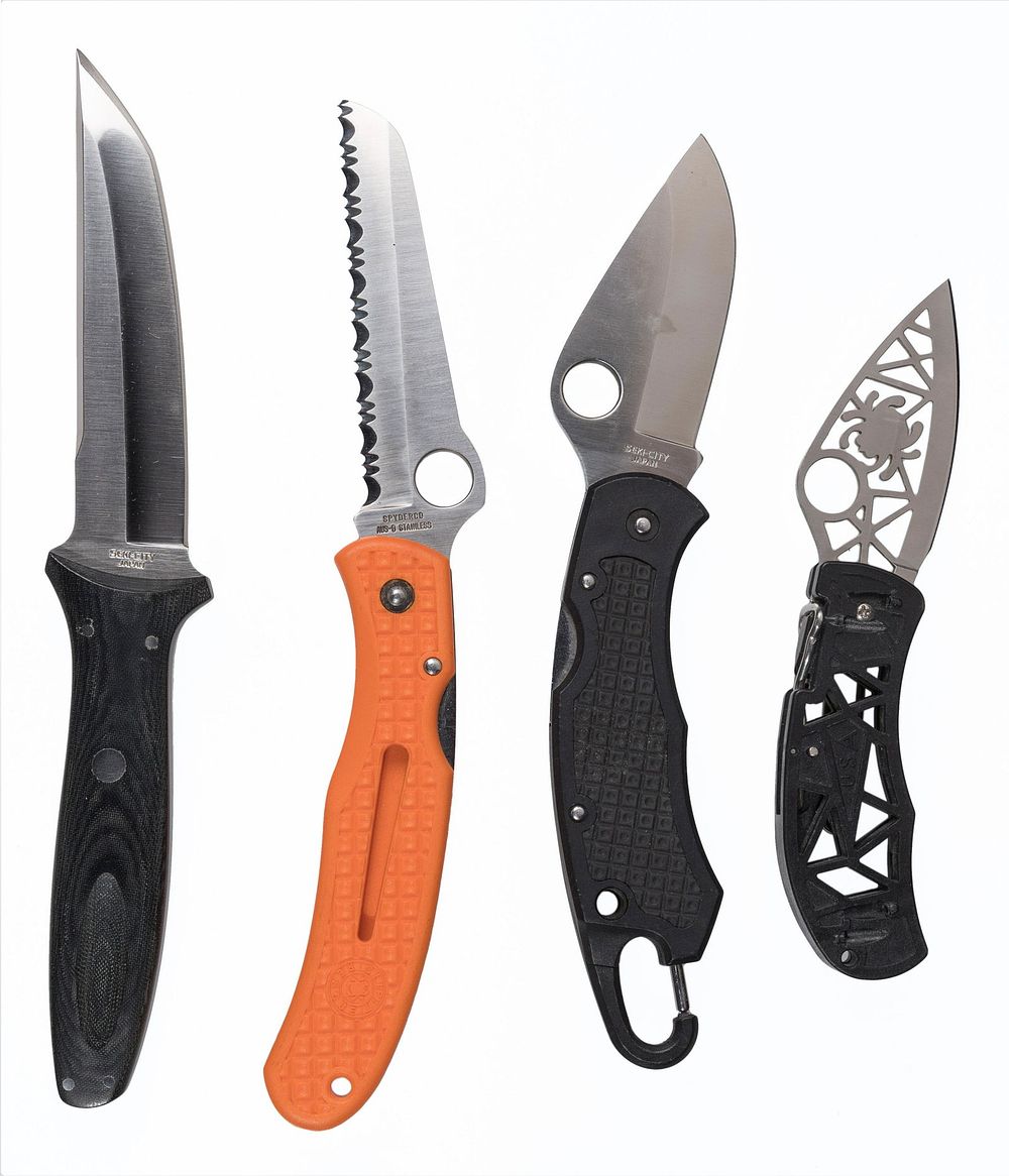 Lot 390: Spyderco Knife Assortment