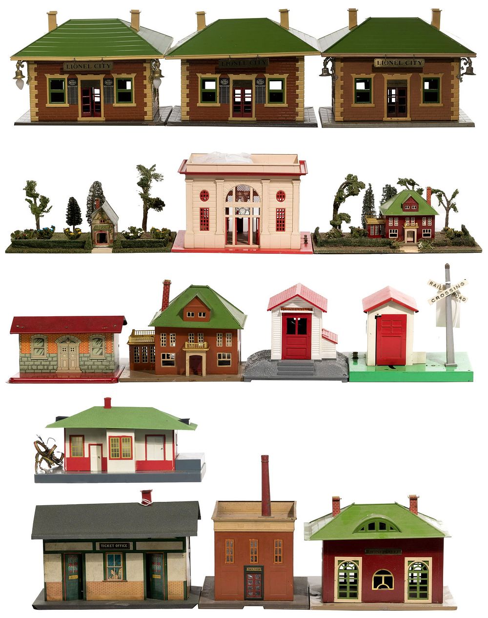 Lot 183: Lionel Model Train Building and Accessory Assortment