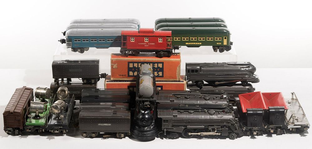 Lot 194: Lionel O-Gauge Model Train Assortment