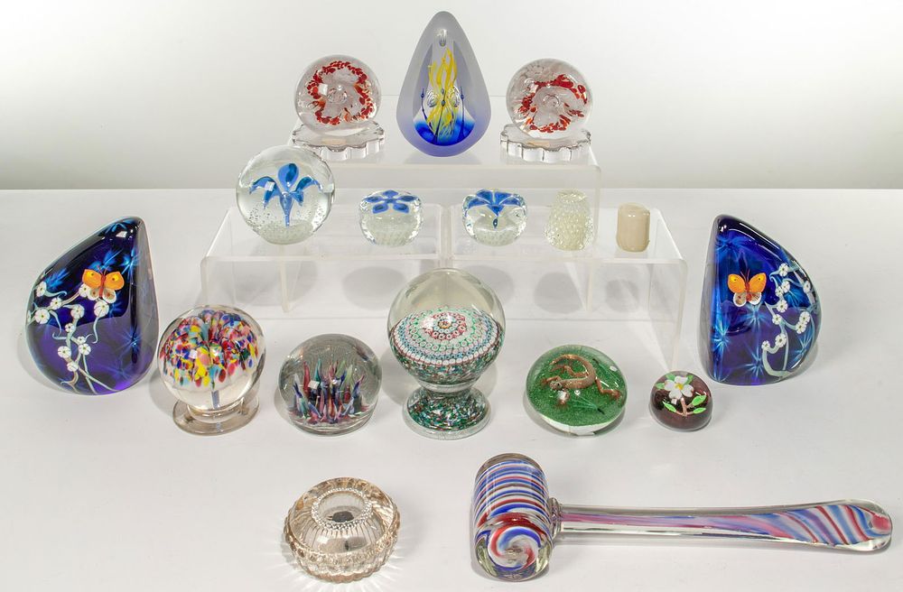 Lot 542: Paperweight Assortment