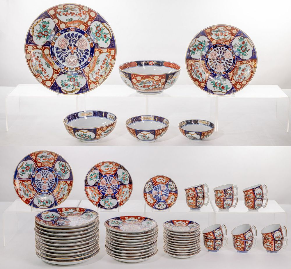 Lot 399: Japanese 'Gold Imari' Tableware