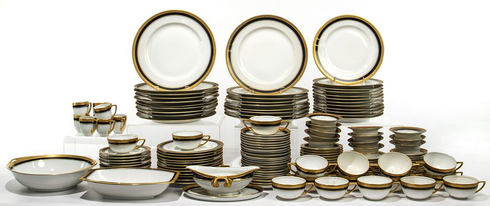 Lot 402: Rosenthal '#1915' Porcelain Dinner Service