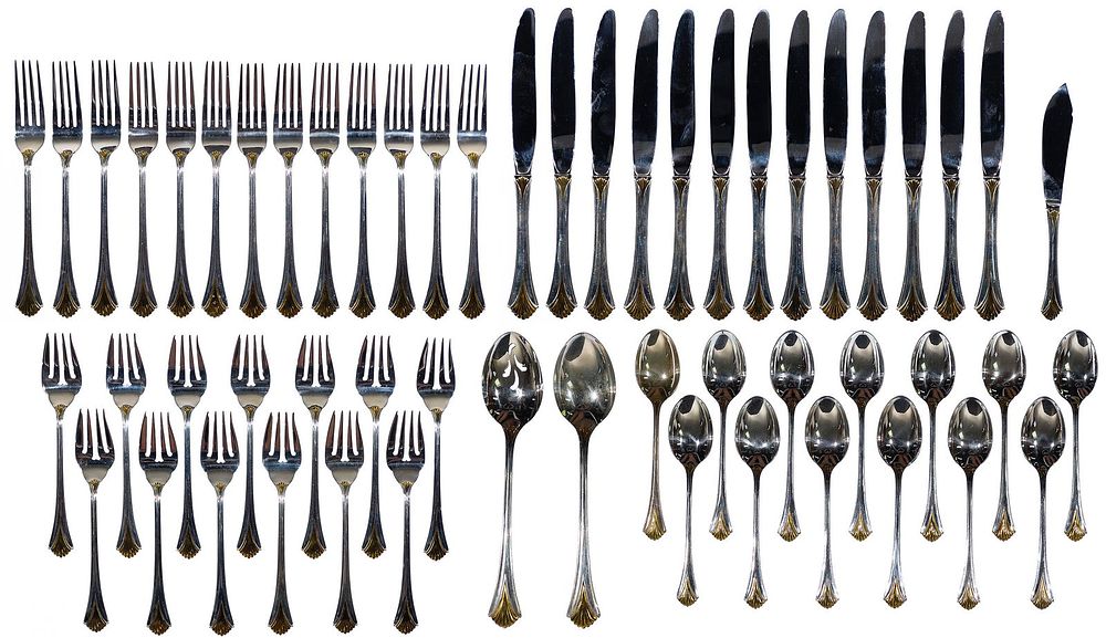 Lot 259: Lunt 'Golden Regency Shell' Sterling Silver Flatware Service