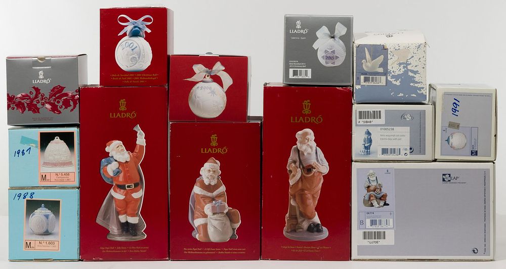 Lot 319: Lladro Christmas Figurine Assortment
