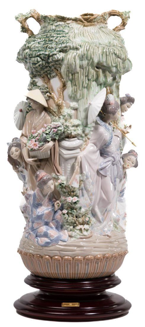 Lot 347: Lladro #1536 'Japanese Vase' Vase