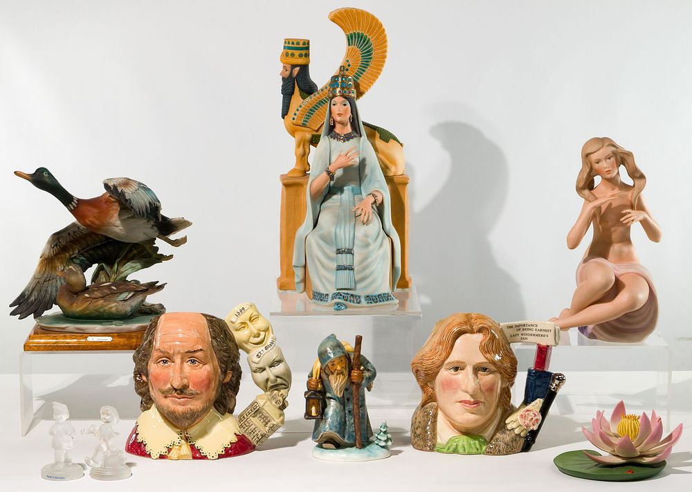 Lot 386: Porcelain Figurine Assortment
