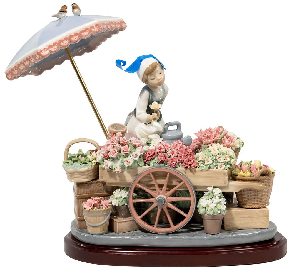 Lot 389: Lladro #1454 'Flowers of the Season' Figurine
