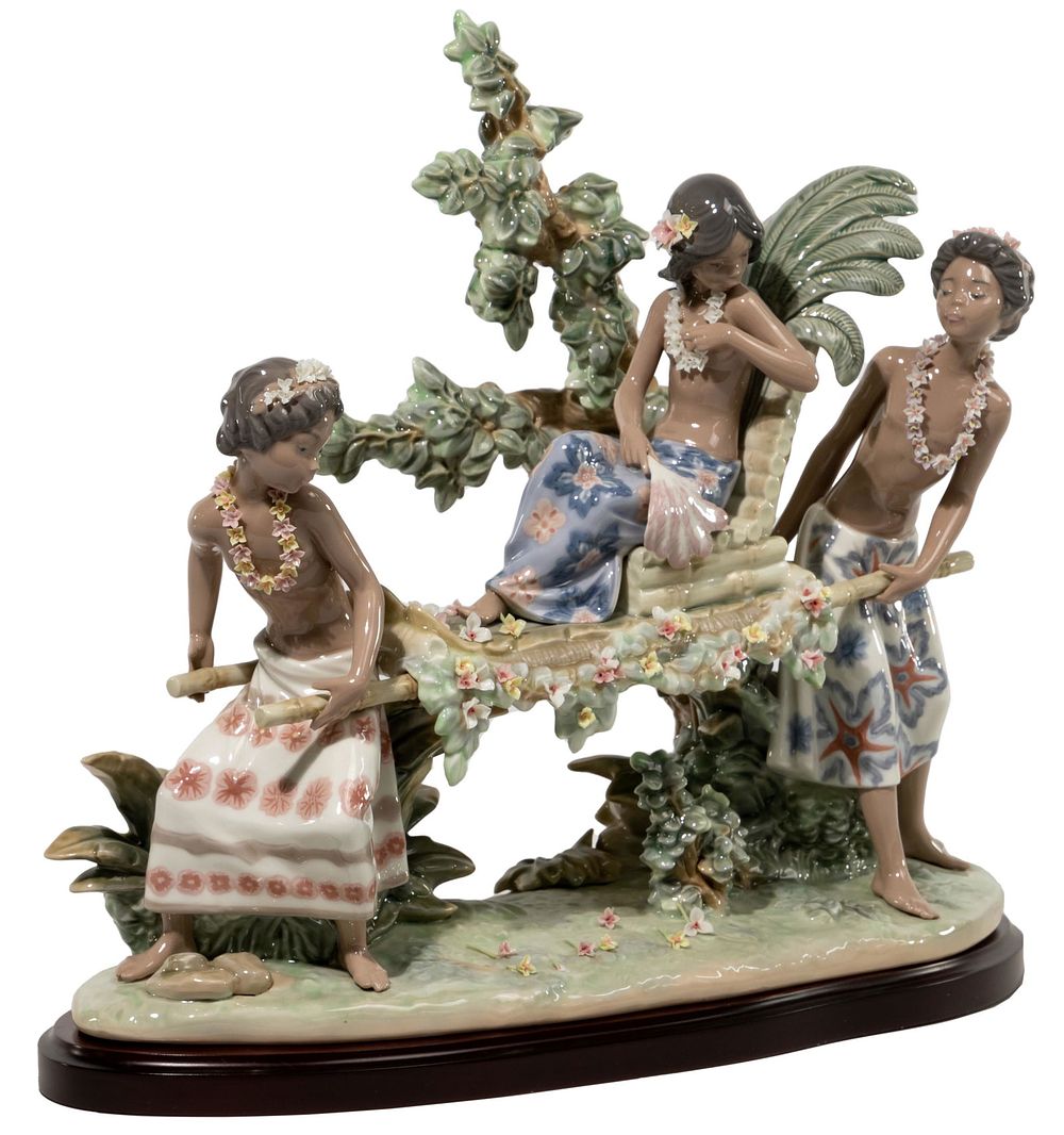 Lot 391: Lladro #1496 'Hawaiian Festival' Figurine