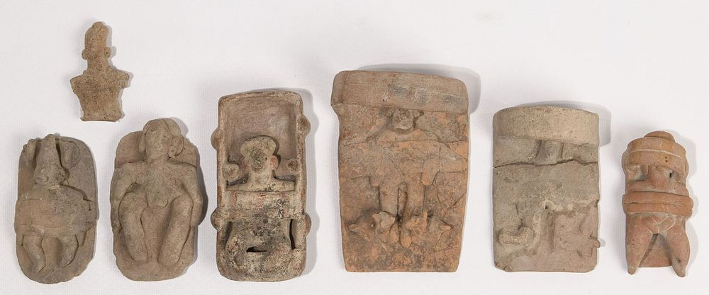 Lot 467: Pre-Columbian Colima Bed Figurine Assortment