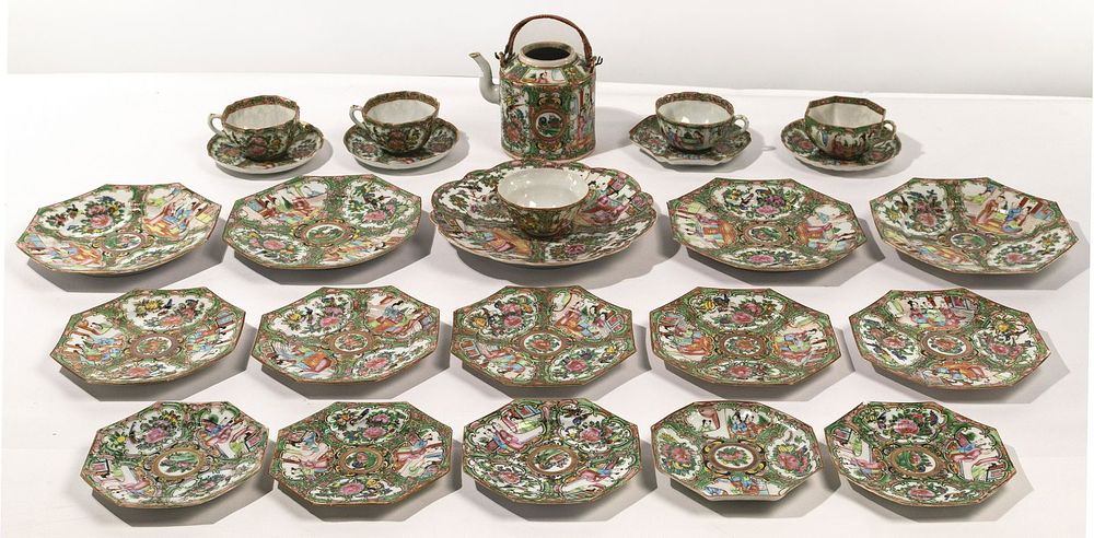Lot 175: Chinese Rose Medallion Porcelain Assortment