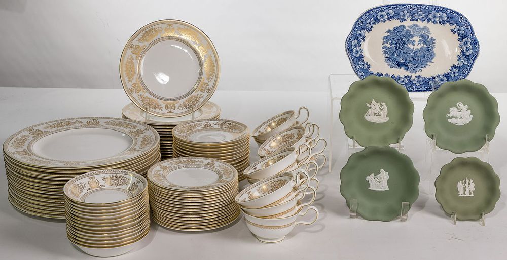 Lot 400: Wedgwood 'Gold Columbia' Bone China Service