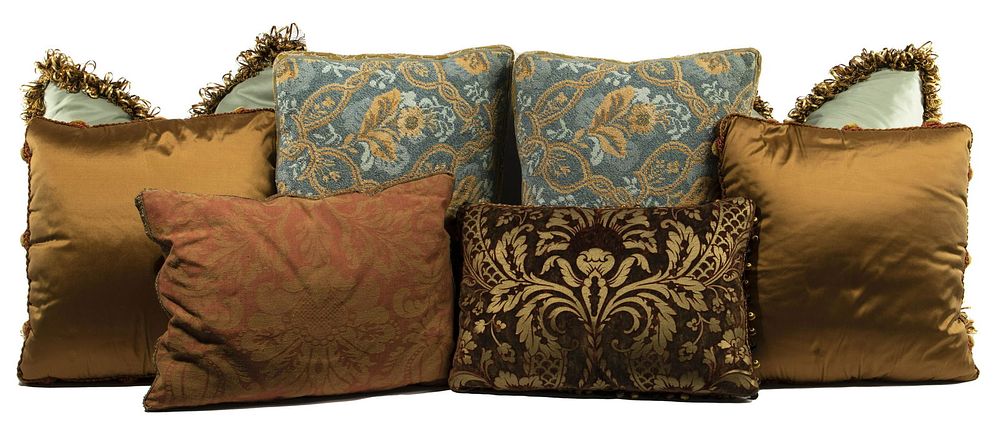 Lot 450: Designer Pillow Assortment