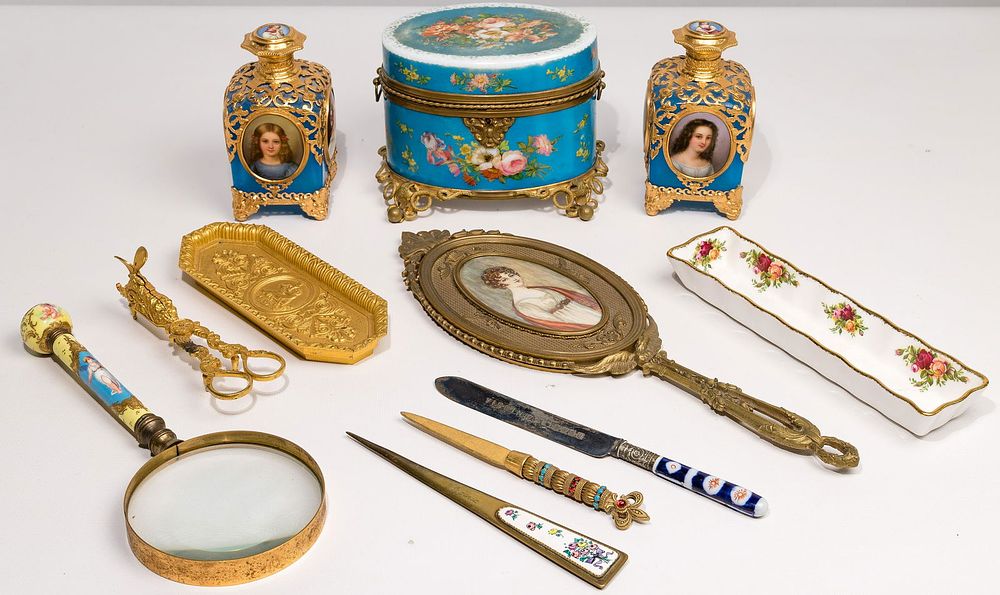Lot 314: Vanity and Desk Accessory Assortment