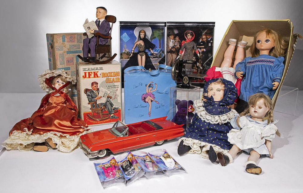 Lot 353: Toy and Doll Assortment