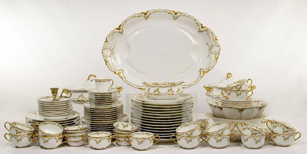 Lot 452: Limoges Haviland '95' Porcelain China Service