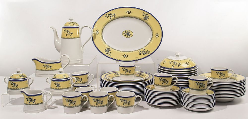 Lot 455: Spode 'Albany' Porcelain China Dinnerware Service