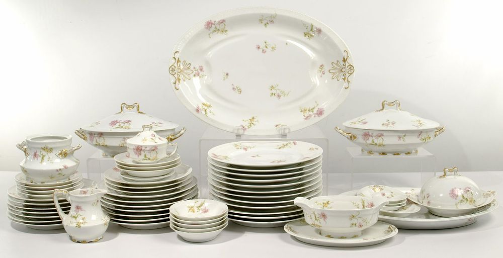 Lot 467: Limoges Haviland Porcelain China Service