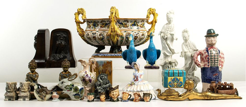 Lot 350: Decorative Items Assortment