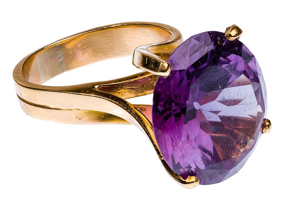 Lot 348: 20k Gold and Purple Sapphire Ring