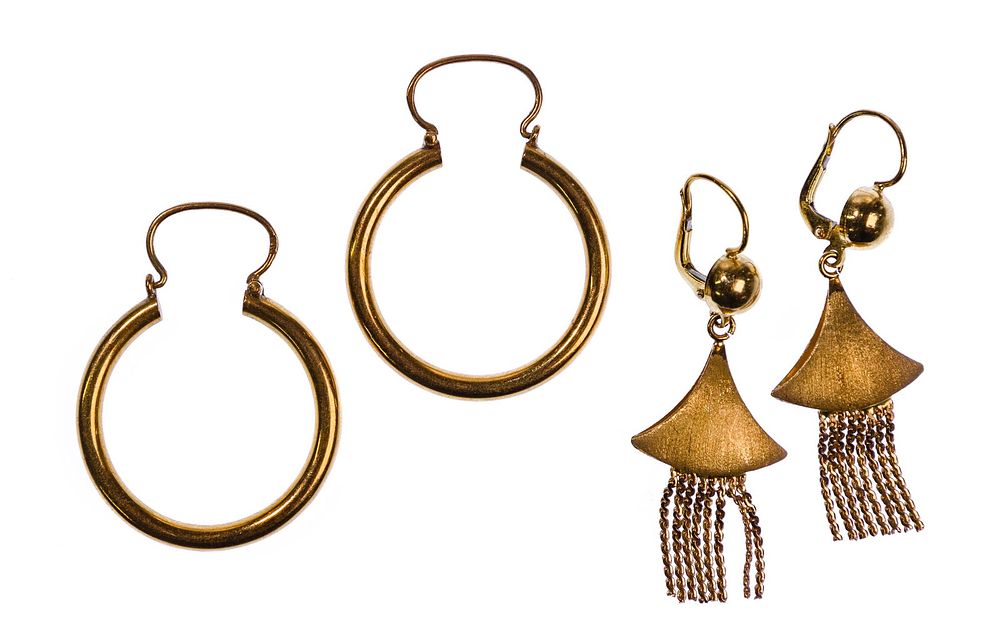 Lot 354: 18k Yellow Gold Earring Assortment