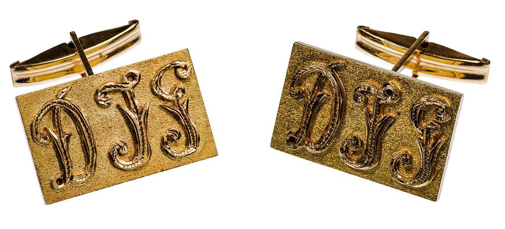 Lot 366: 18k Yellow Gold Cufflink Set