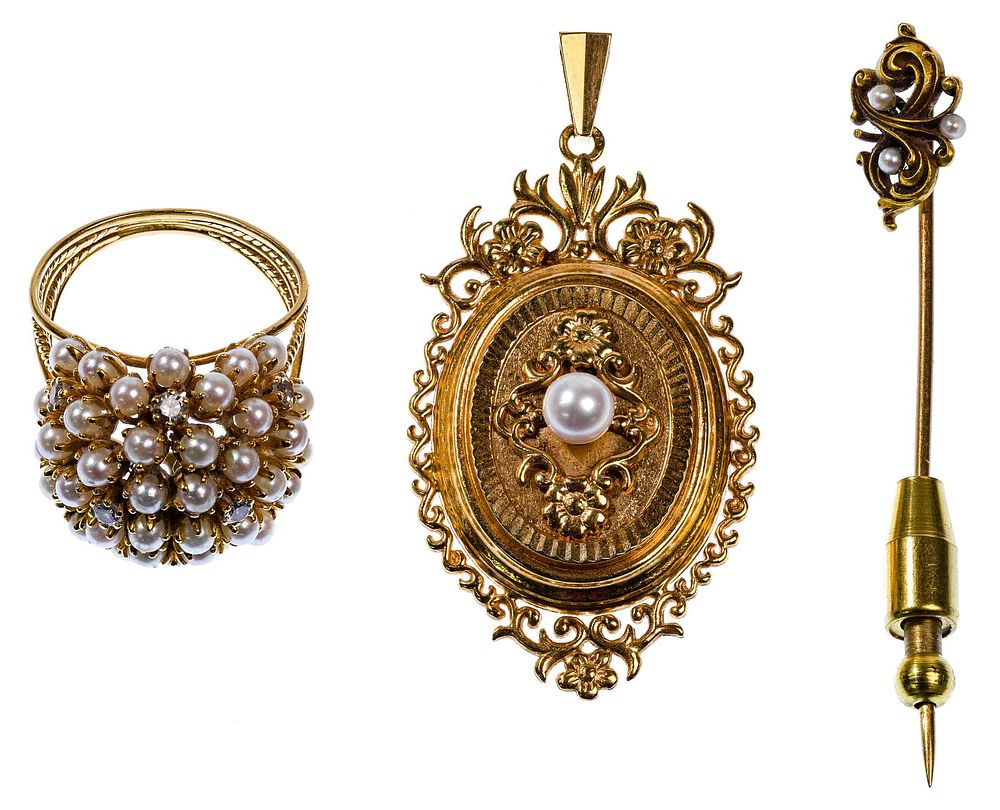 Lot 371: 18k Yellow Gold and Pearl Jewelry