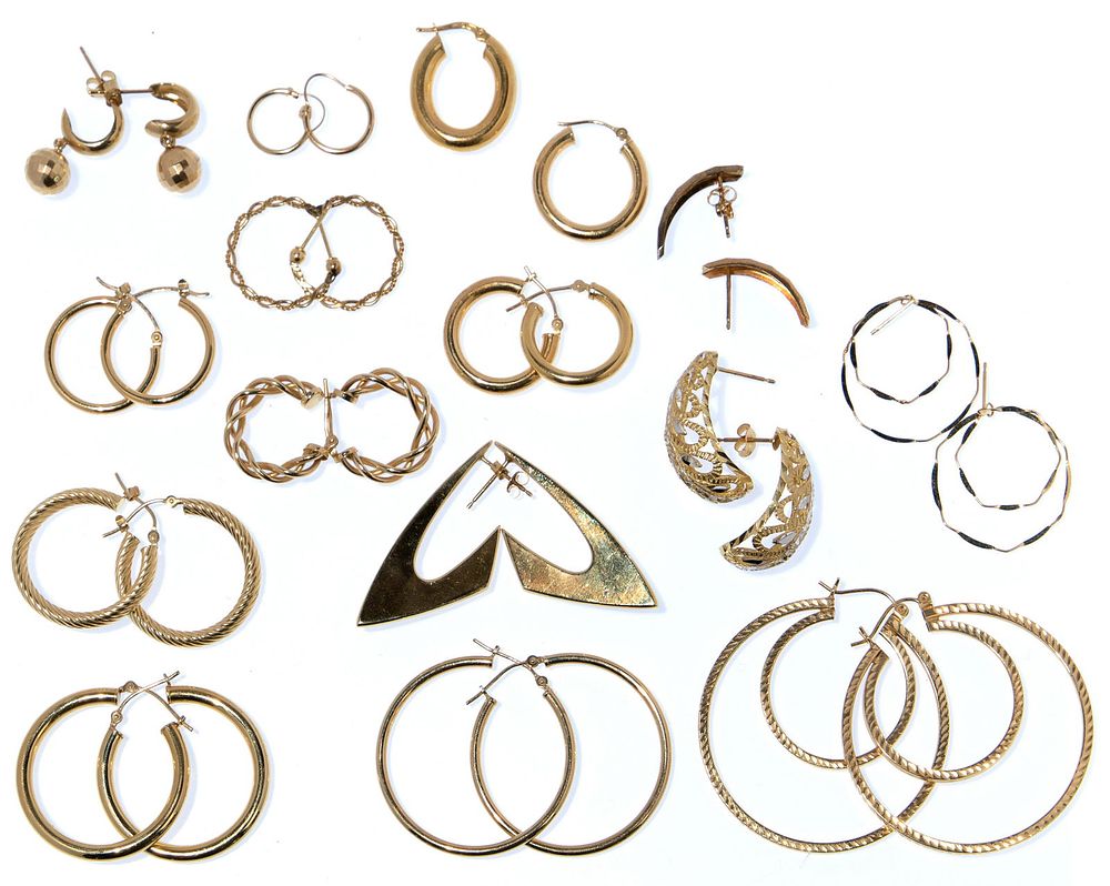 Lot 386: 14k Yellow Gold Earring Assortment