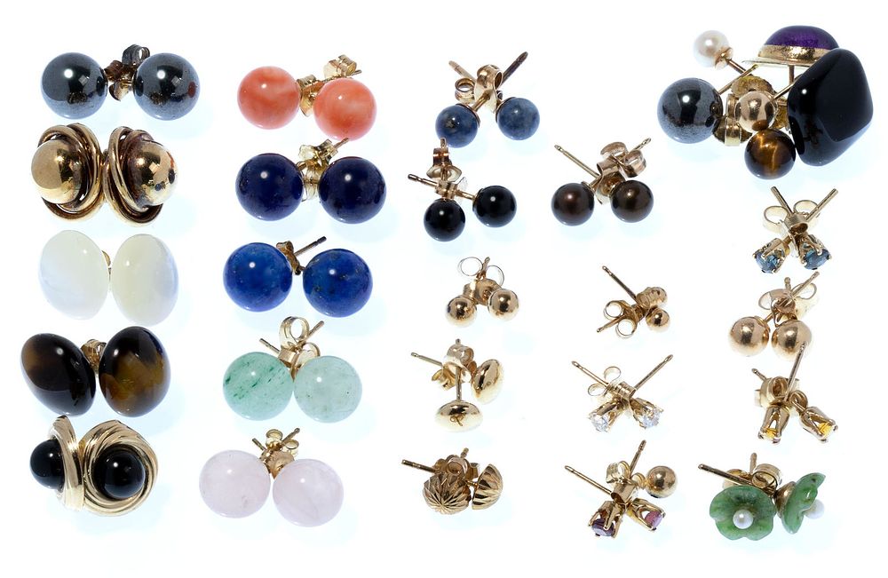 Lot 389: 14k Yellow Gold Stud Earring Assortment