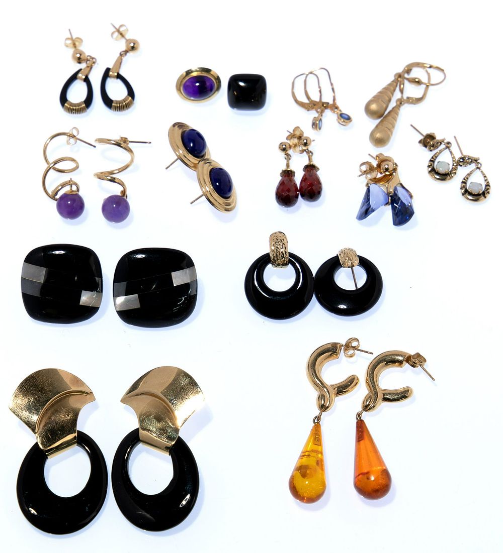 Lot 390: 14k Yellow Gold Earring Assortment
