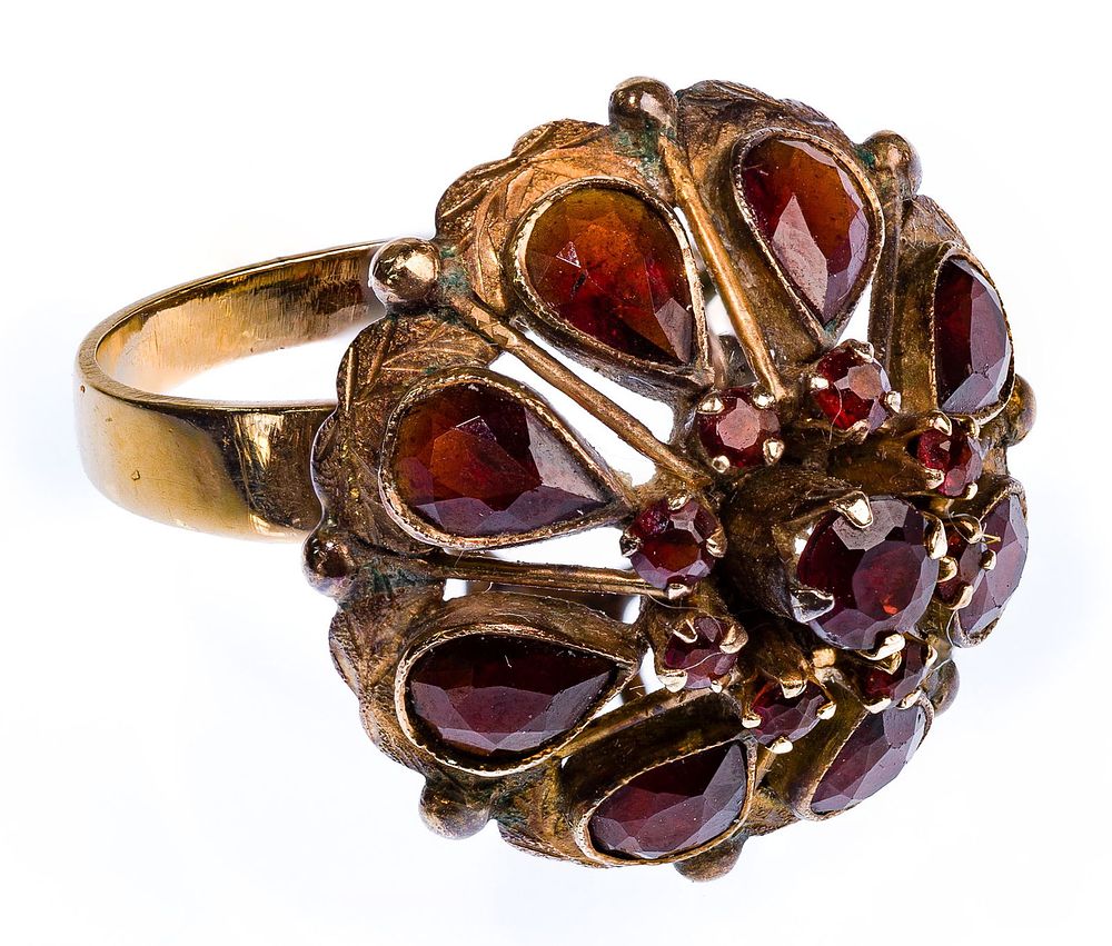 Lot 418: Mixed Yellow Gold and Garnet Ring