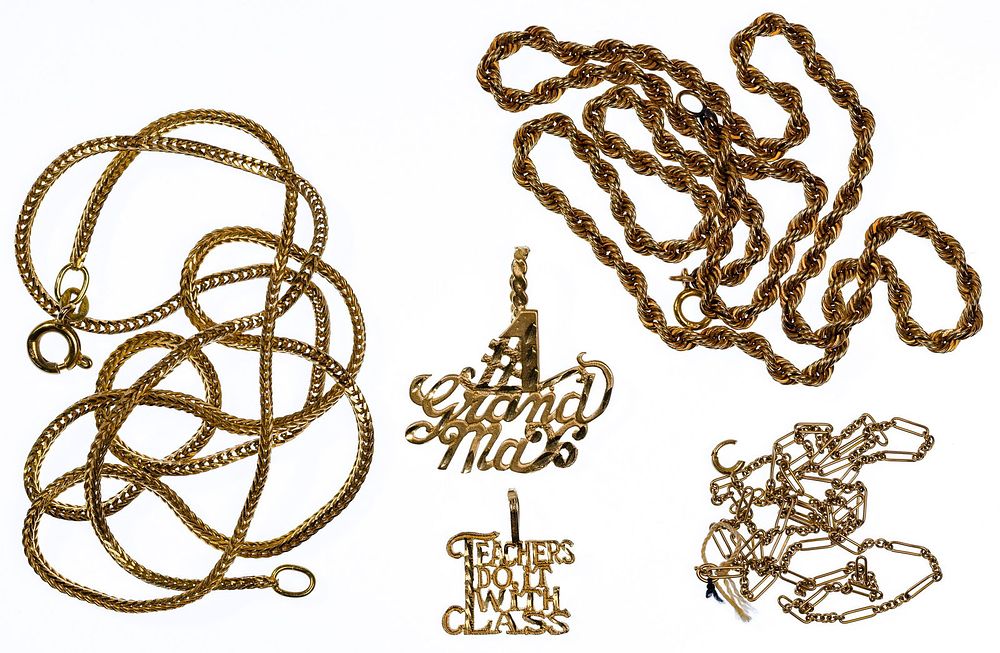 Lot 425: 14k Yellow Gold Necklace and Pendant Assortment