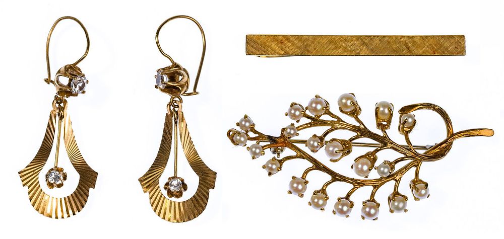 Lot 440: 14k Yellow Gold Jewelry Assortment